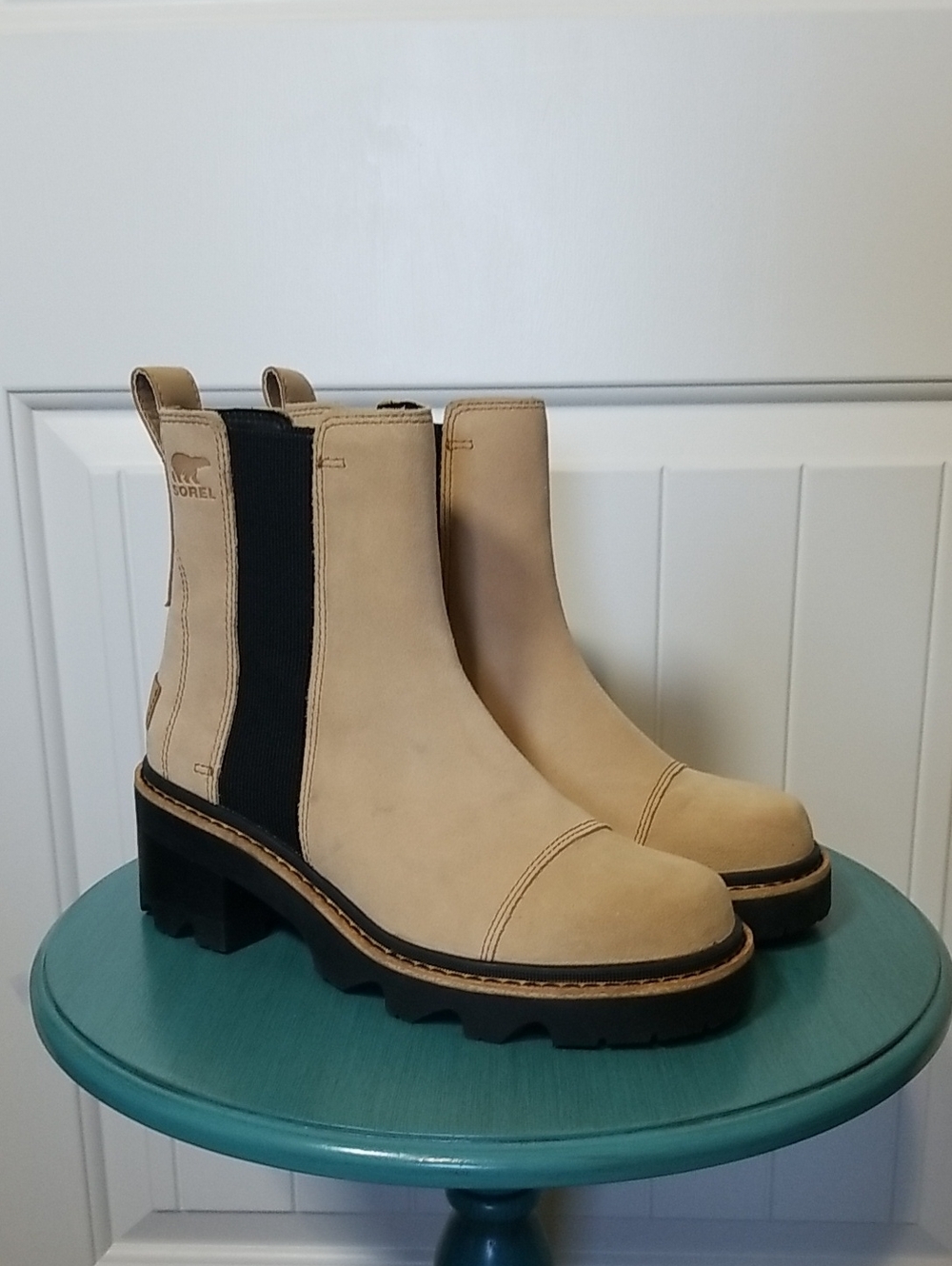 Sorel Women's Tan Chelsea Lug Boots Size 8